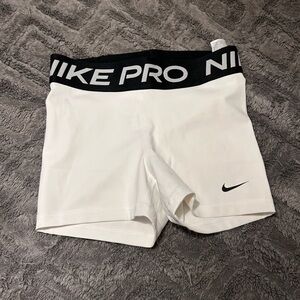 NWOT Women’s Nike pro shorts